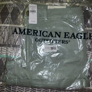 🍓NWT American Eagle Midi shorts size 14. Green